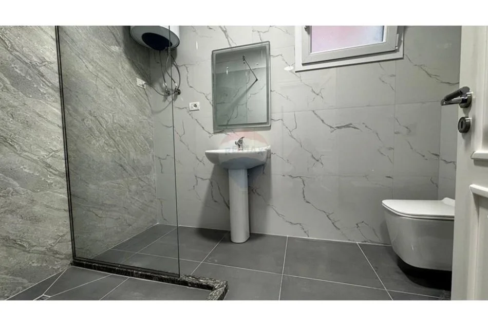 Tirane, jepet me qera apartament 2+1+Ballkon Kati 1, 500 € (Kodra e Priftit)