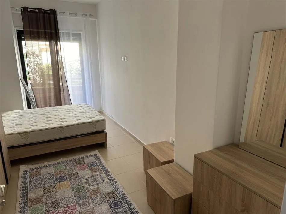 Tirane, jepet me qera apartament 1+1+Ballkon Kati 1, 70 m² 400 € (rruga e Zallit)