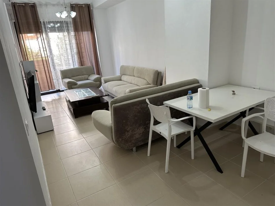 Tirane, jepet me qera apartament 1+1+Ballkon Kati 1, 70 m² 400 € (rruga e Zallit)