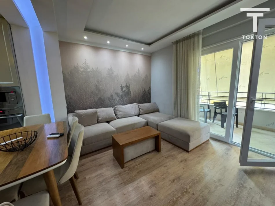 Tirane, jepet me qera apartament 2+1+Ballkon , 105 m² 800 € (Bill Klinton)