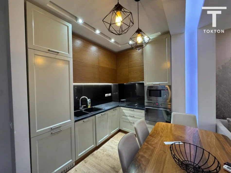 Tirane, jepet me qera apartament 2+1+Ballkon , 105 m² 800 € (Bill Klinton)