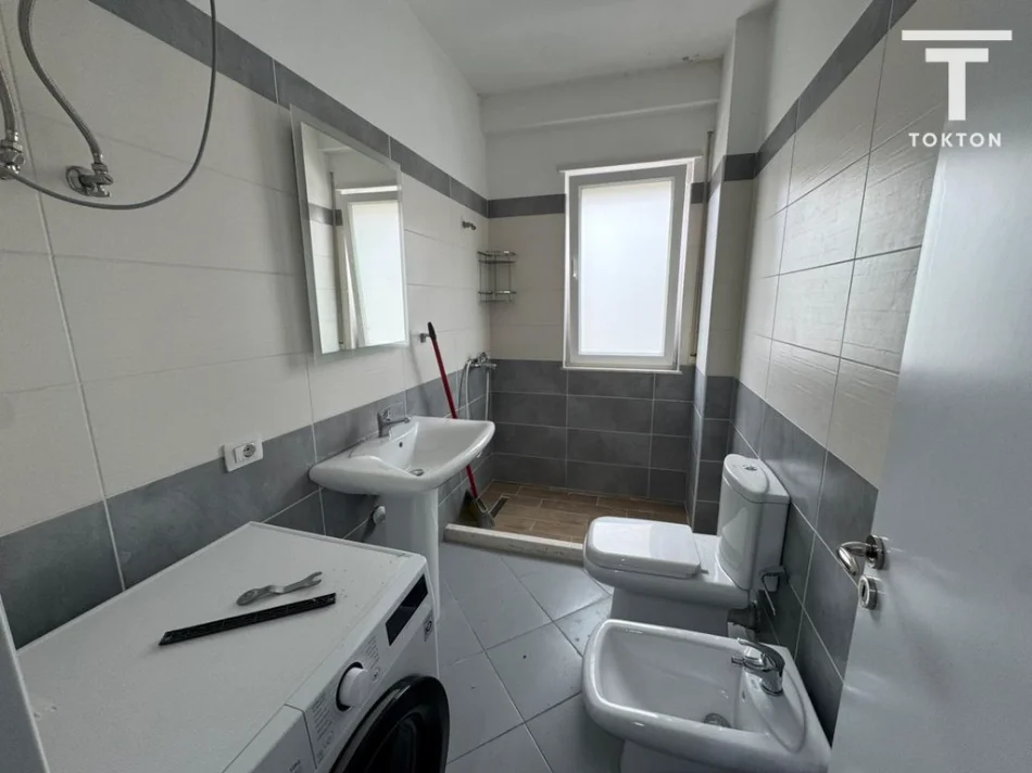 Tirane, jepet me qera apartament 2+1+Ballkon , 105 m² 800 € (Bill Klinton)
