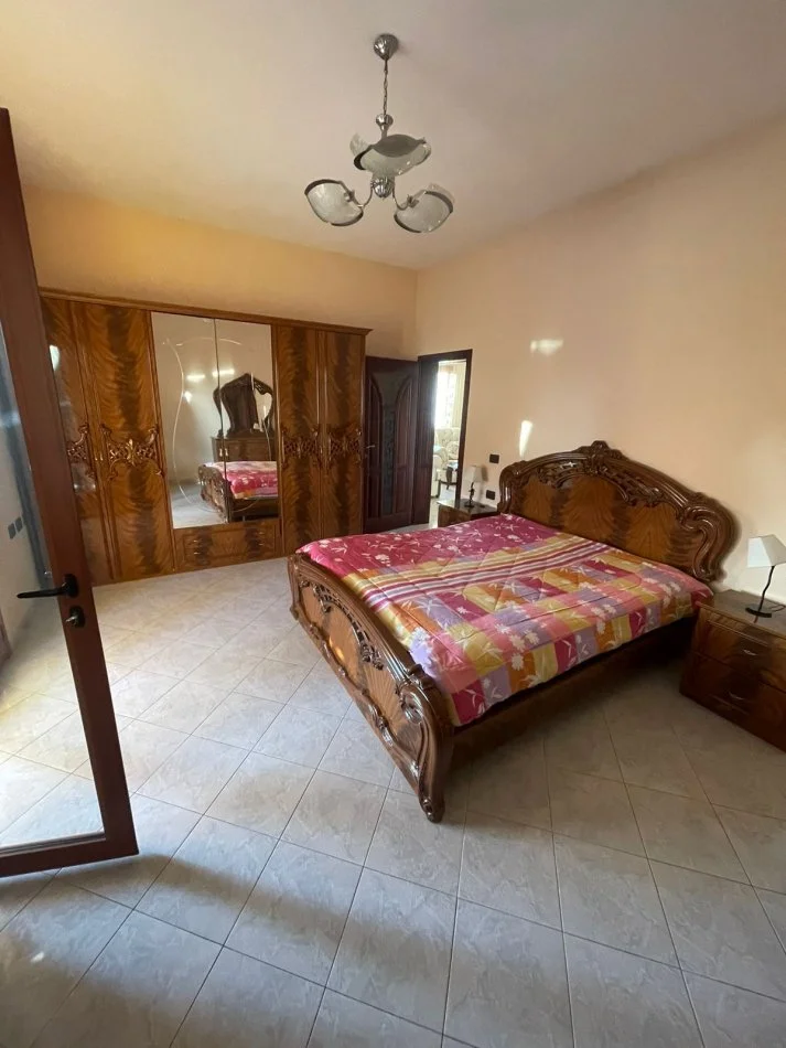 Tirane, jepet me qera Vile 2+2+3 Ballkon Kati 2, 400 € (kodra e priftit)