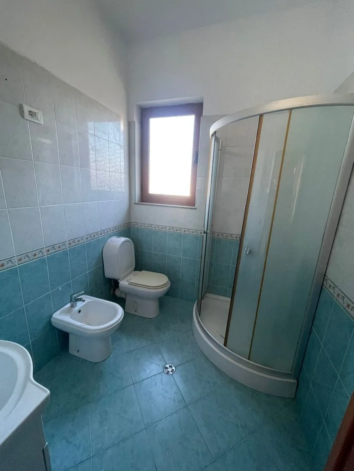 Tirane, jepet me qera Vile 2+2+3 Ballkon Kati 2, 400 € (kodra e priftit)