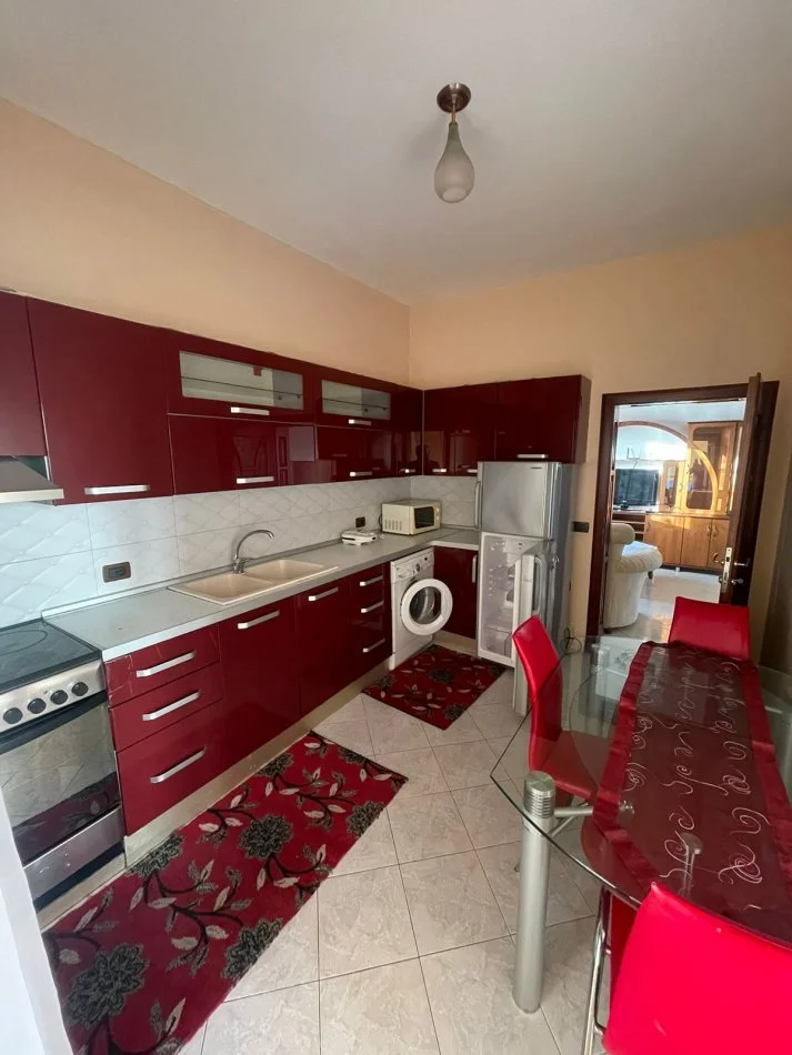 Tirane, jepet me qera Vile 2+2+3 Ballkon Kati 2, 400 € (kodra e priftit)