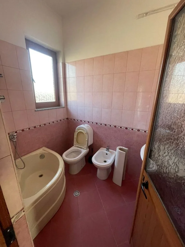 Tirane, jepet me qera Vile 2+2+3 Ballkon Kati 2, 400 € (kodra e priftit)