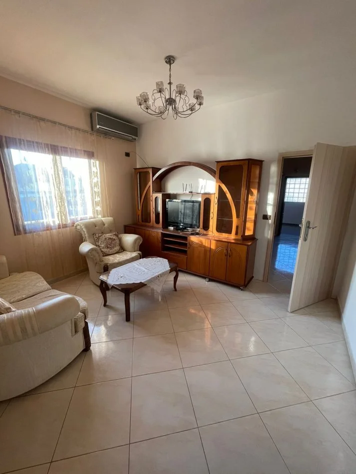 Tirane, jepet me qera Vile 2+2+3 Ballkon Kati 2, 400 € (kodra e priftit)