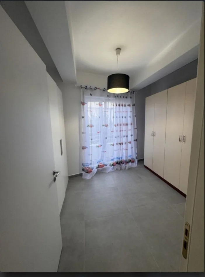 Tirane, jepet me qera apartament 2+1 Kati 4, 79 m² 700 € (kodra e diellit)