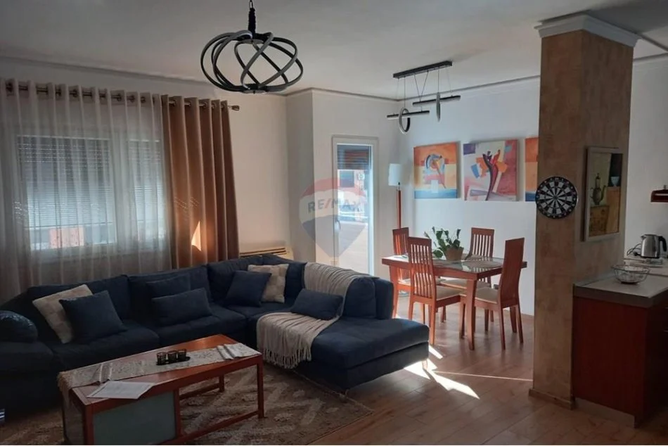 Tirane, jepet me qera apartament 2+1 , 850 € 