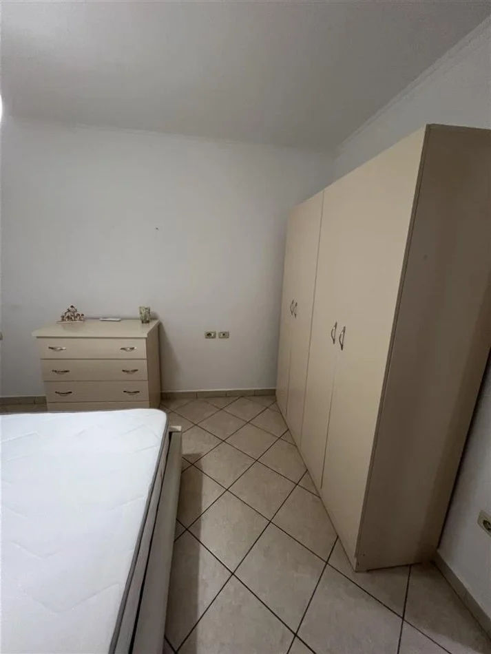 Tirane, jepet me qera apartament 2+1 Kati 4, 105 m² 650 € (KOMUNA PARISIT)