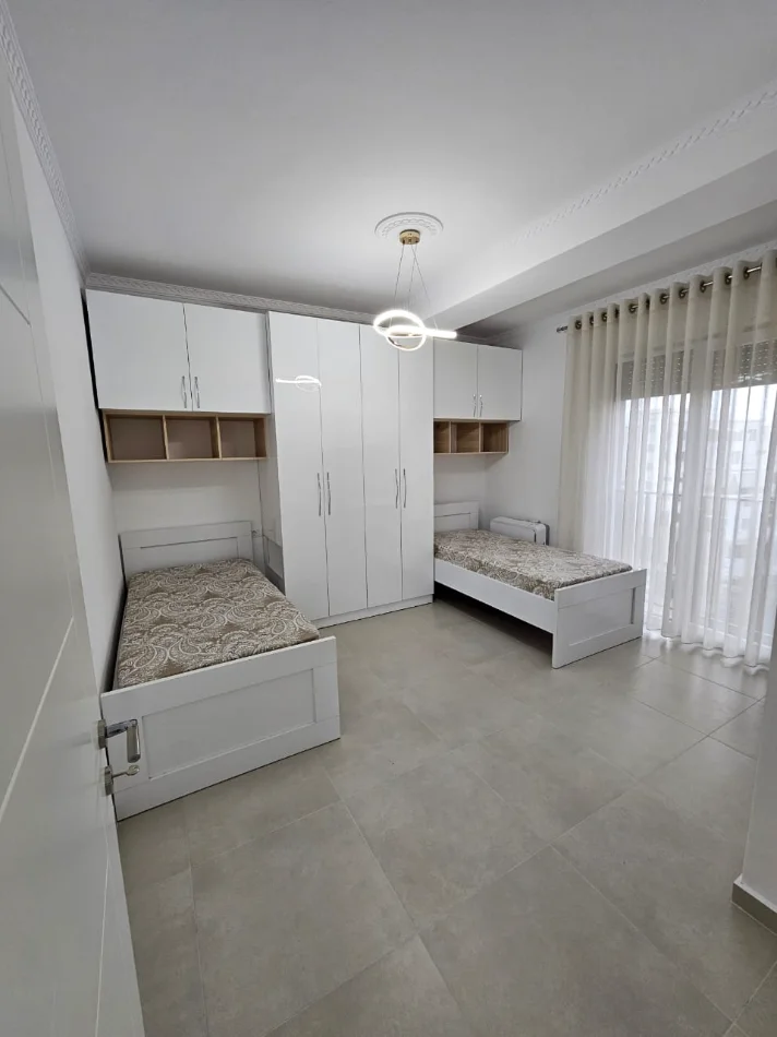 Tirane, jepet me qera apartament 2+1+Aneks+Ballkon Kati 5, 550 € (rruga sokrat miho)