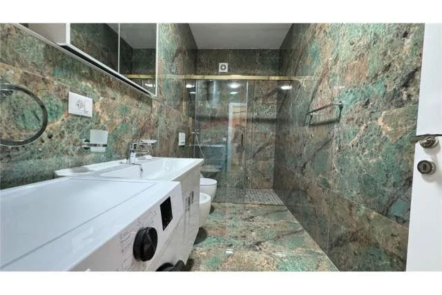 Tirane, jepet me qera apartament 2+1 115 m² 1.200 Euro (Kompleksi Olimpik)