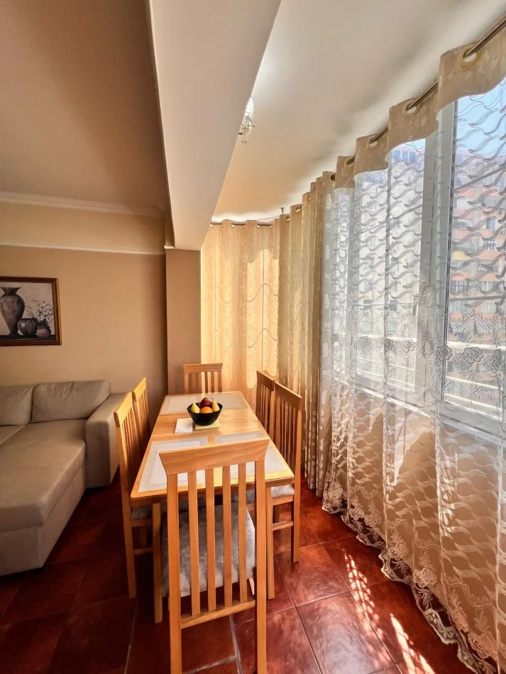Tirane, jepet me qera apartament 2+1 , 80 m² 550 € (Komuna Parisit)