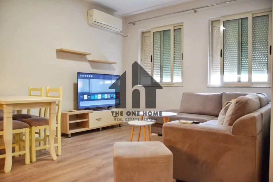 Tirane, jepet me qera apartament 1+1+Ballkon Kati 4, 70 m² 580 € (Komune Parisit)