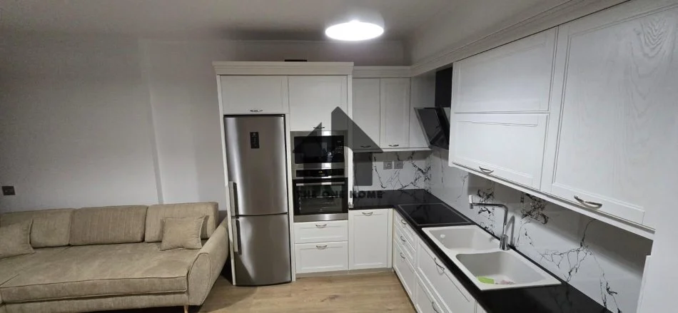 Tirane, jepet me qera apartament 1+1+Ballkon Kati 3, 68 m² 700 € (Komune - Parisit)