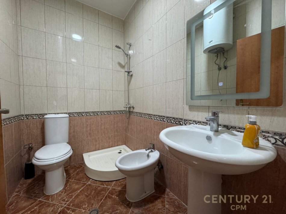 Tirane, jepet me qera apartament 1+1 Kati 10, 65 m² 550 € (Komuna E Paraisit)