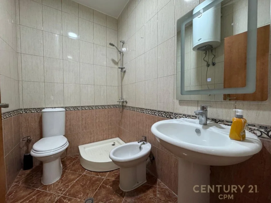 Tirane, jepet me qera apartament 1+1 Kati 10, 65 m² 550 € (Komuna E Paraisit)