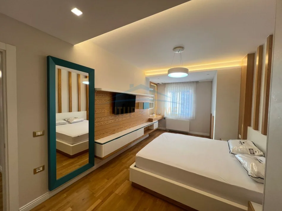 Tirane, jepet me qera apartament 3+1+2+2 PARKIME, Kati 6, 155 m² 1.500 € (KOMUNA E PARISIT , Prane Kristal)