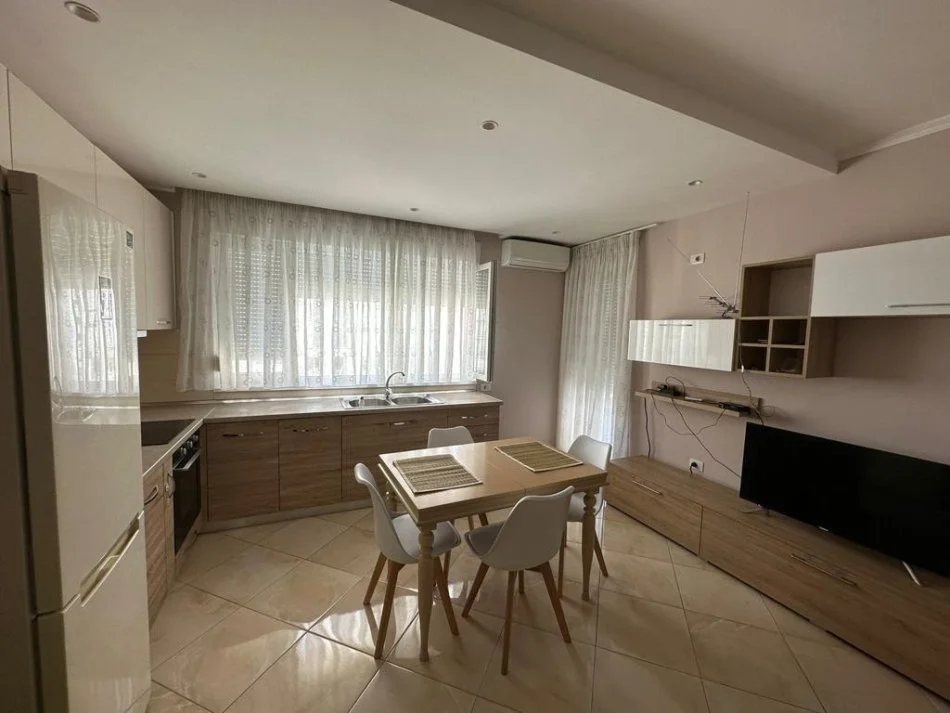 Tirane, jepet me qera apartament 1+1+Ballkon Kati 4, 65 m² 600 € 