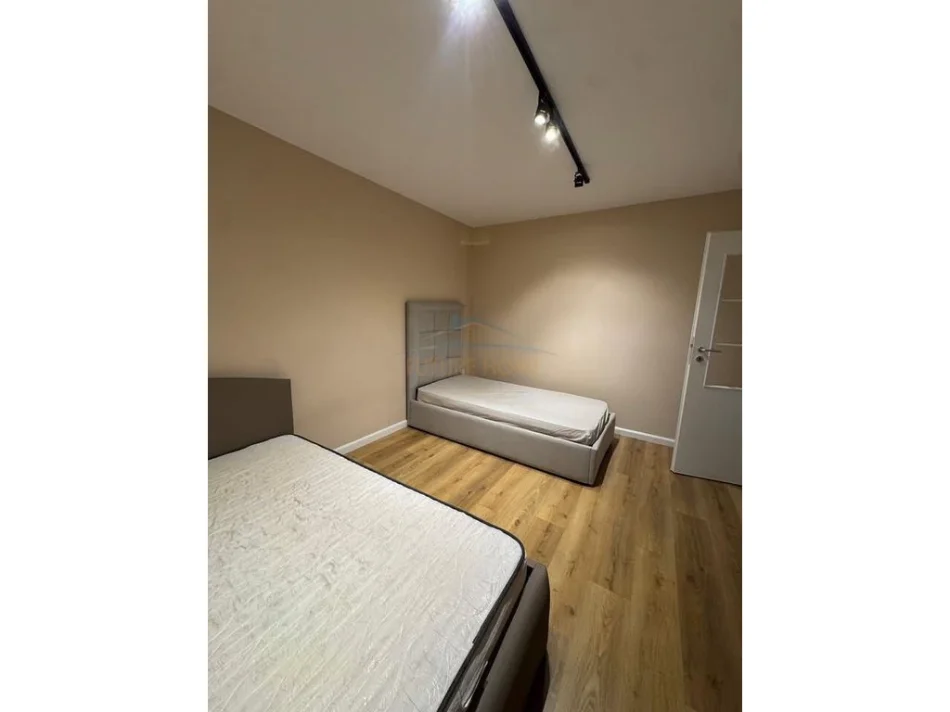 Tirane, jepet me qera apartament 2+1+2 Kati 2, 85 m² 700 € (RRUGA KONGRESI I MANASTIRIT)