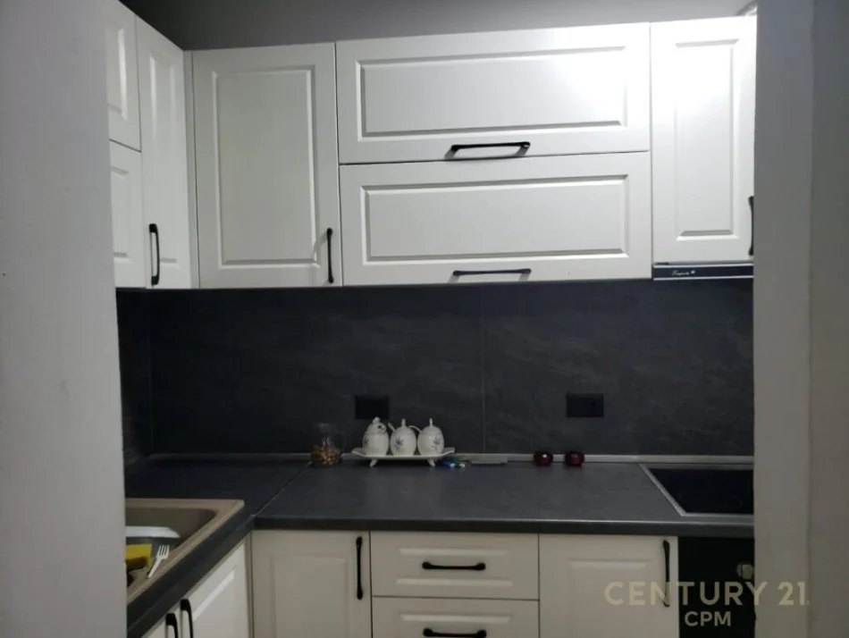 Tirane, jepet me qera apartament 2+1 Kati 3, 75 m² 400 € (Brryli)