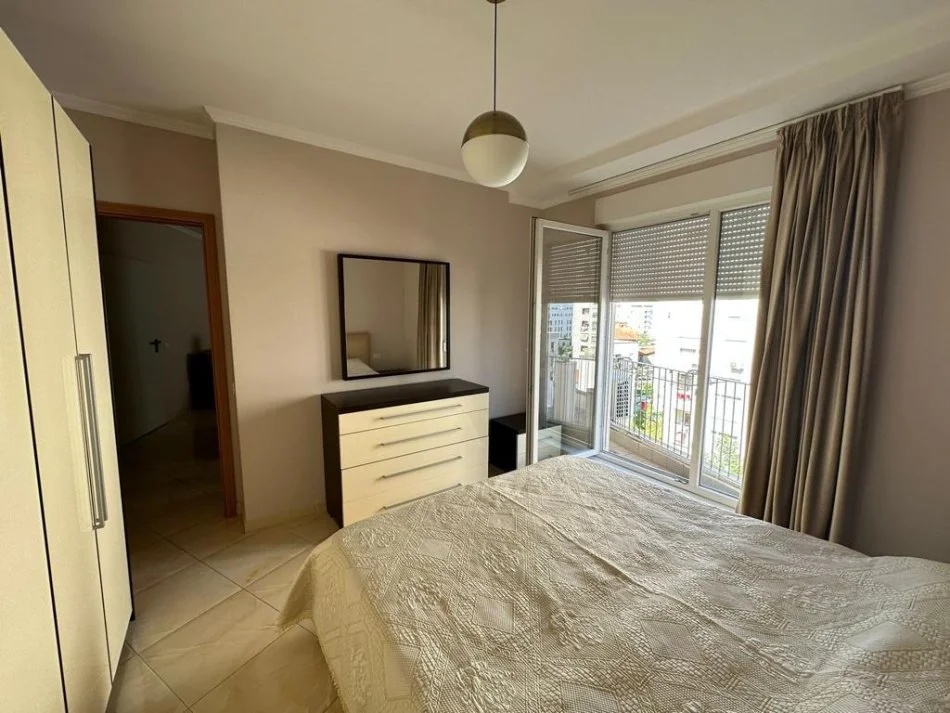 Tirane, jepet me qera apartament 1+1+Ballkon Kati 4, 65 m² 600 € 