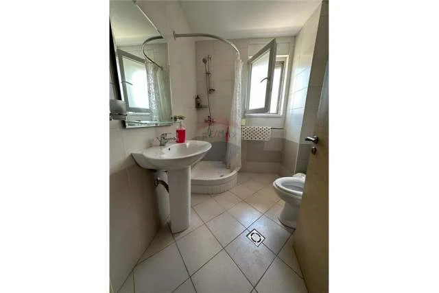 Tirane, jepet me qera apartament 1+1 Kati 7, 73 m² 500 Euro (Rruga Frosina Plaku)