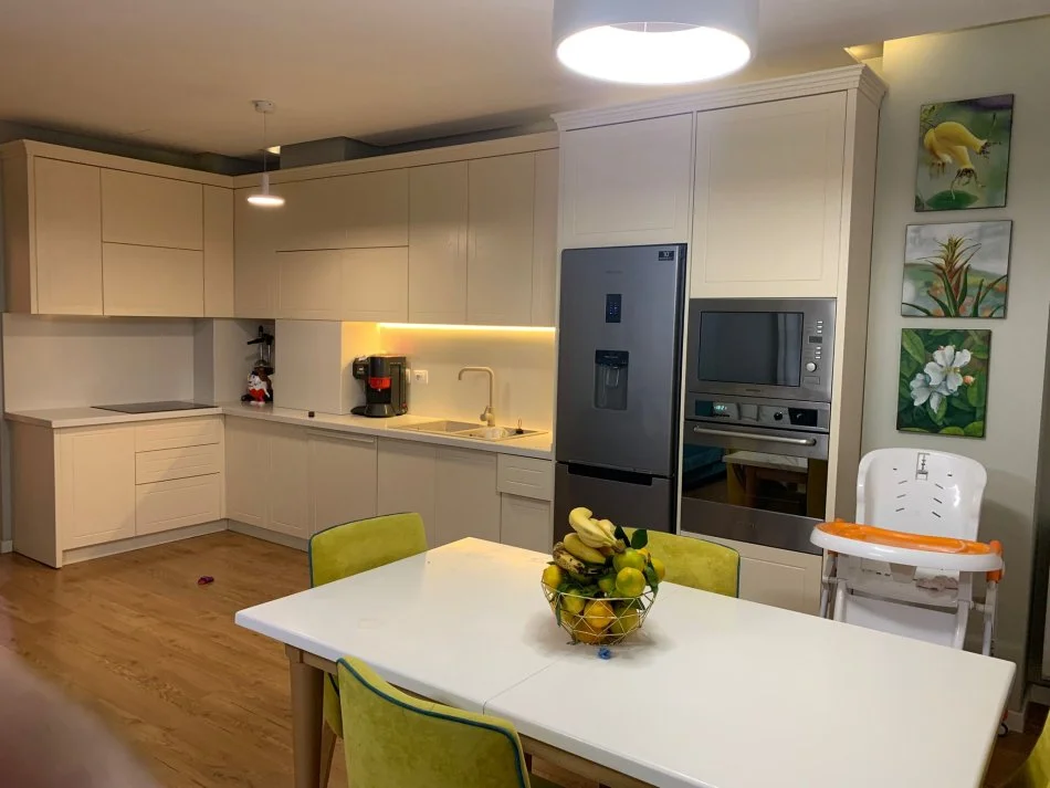 Tirane, jepet me qera apartament 2+1+Aneks+Ballkon Kati 5, 115 m² 800 € (21 Dhjetori)