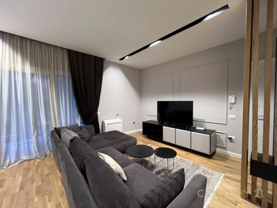 Tirane, jepet me qera apartament 1+1 Kati 1, 70 m² 600 € (Kopshti Botanik)