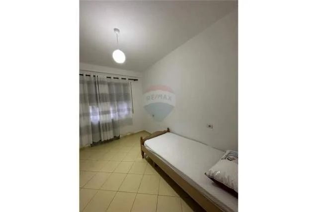 Tirane, jepet me qera apartament 2+1 Kati 4, 130 m² 350 Euro (Kopshti Botanik)