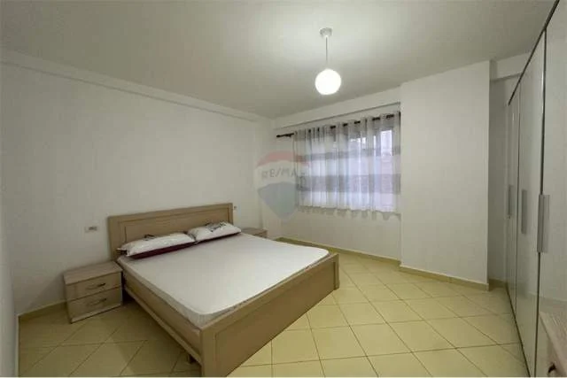 Tirane, jepet me qera apartament 2+1 Kati 4, 130 m² 350 Euro (Kopshti Botanik)