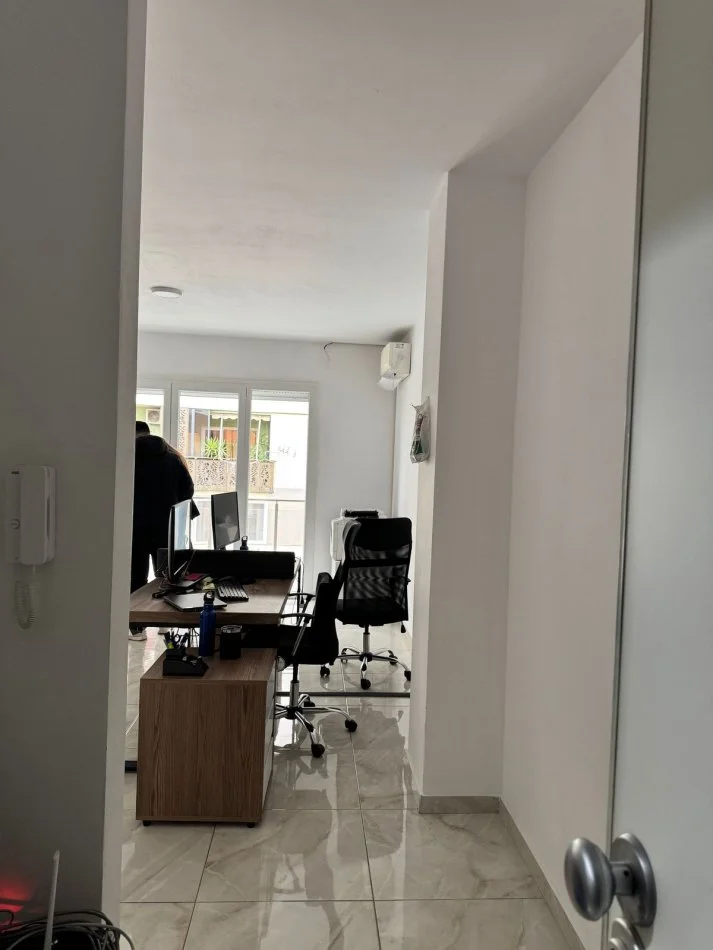 Tirane, Me Qera Ambjent/Apartam për sutido të ndryshme, zyra, calll-center, klinike...etj, në kat 5,pallat ri, 12 kate, sip.55m², qera 500 €/muaj, tek Ring-Center, Zogu i Zi, pranë pallait të sportit "Asllan Rusi", në rrugën "Dritan Hoxha", 300m nga qendra Tiranës.