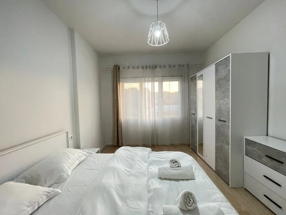 Tirane, jepet me qera apartament 2+1 Kati 4, 130 m² 1.300 € (rruga kosovareve)