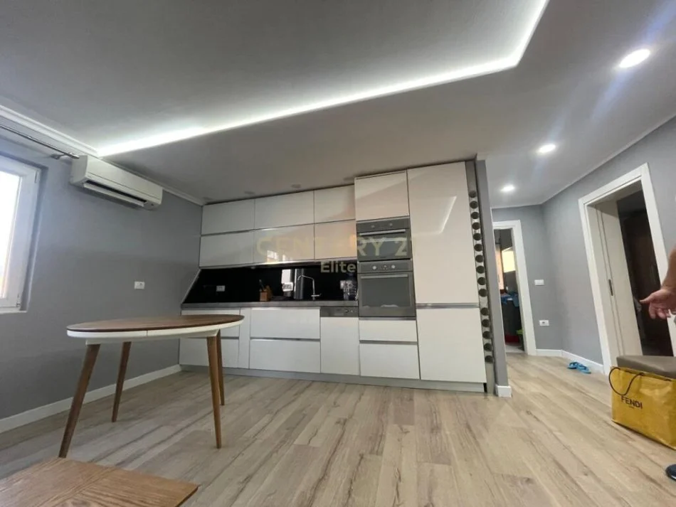 Tirane, jepet me qera apartament 2+1 Kati 4, 80 m² 650 € 