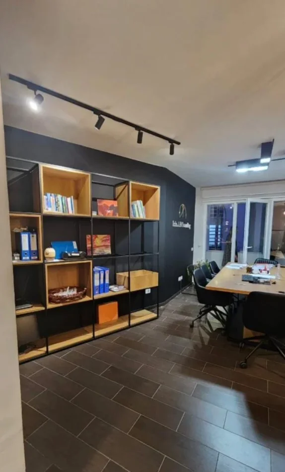 Tirane, jepet me qera ambjent biznesi Kati 1, 85 m² 850 € (rruga kosovareve)