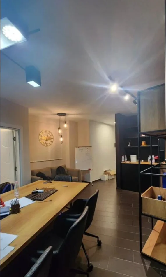 Tirane, jepet me qera ambjent biznesi Kati 1, 85 m² 850 € (rruga kosovareve)