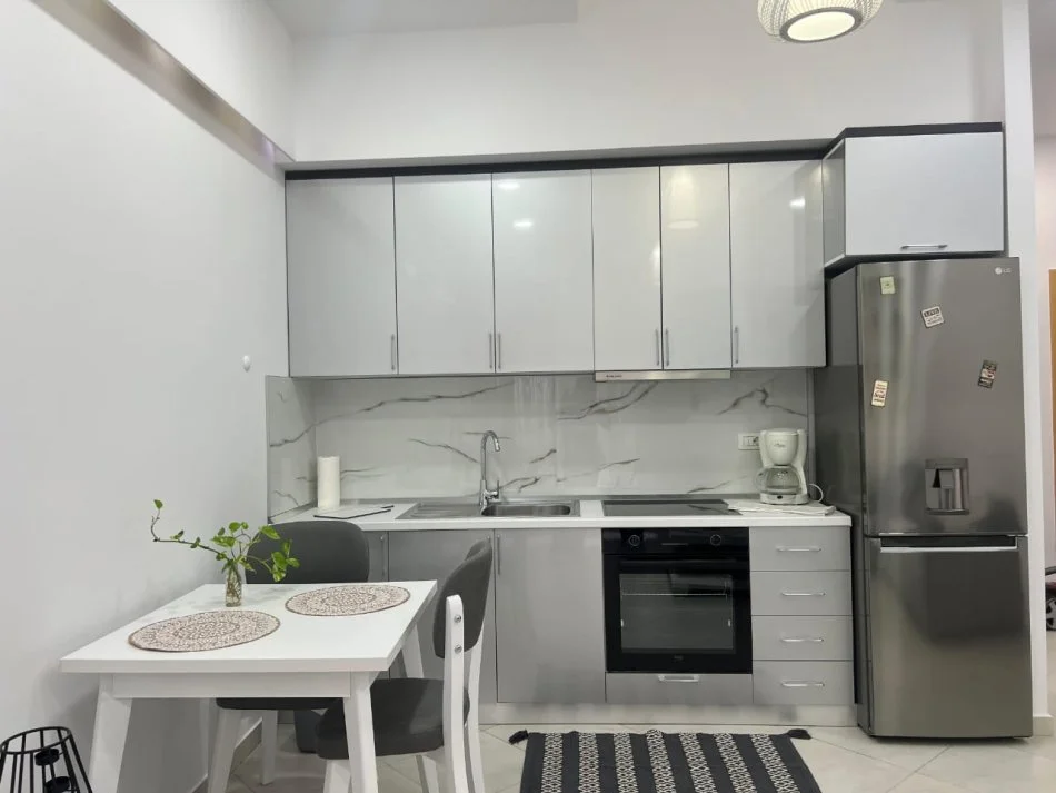 Tirane, jepet me qera apartament 1+1 Kati 2, 64 m² 600 € (Kopshti Botanik)