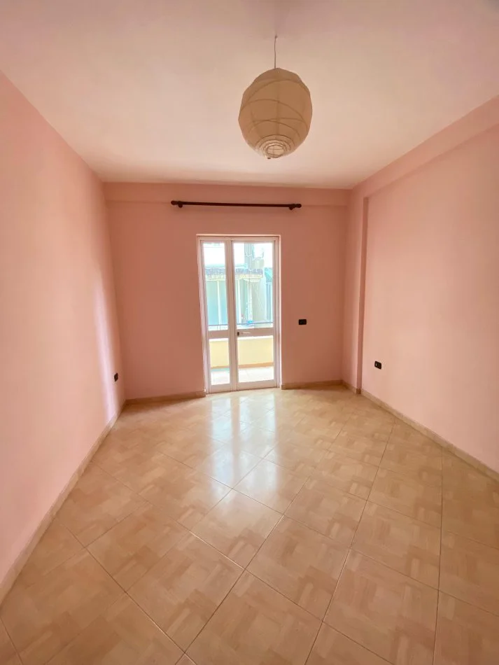 Tirane, jepet me qera apartament 2+1 Kati 3, 95 m² (Prane Kristal Center,Tek Hotel QUEEN)