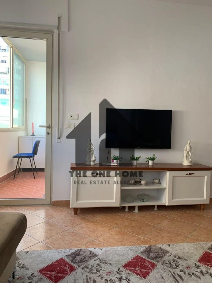 Tirane, jepet me qera apartament 1+1+Ballkon Kati 4, 70 m² 600 € (KRISTAL - CENTER)