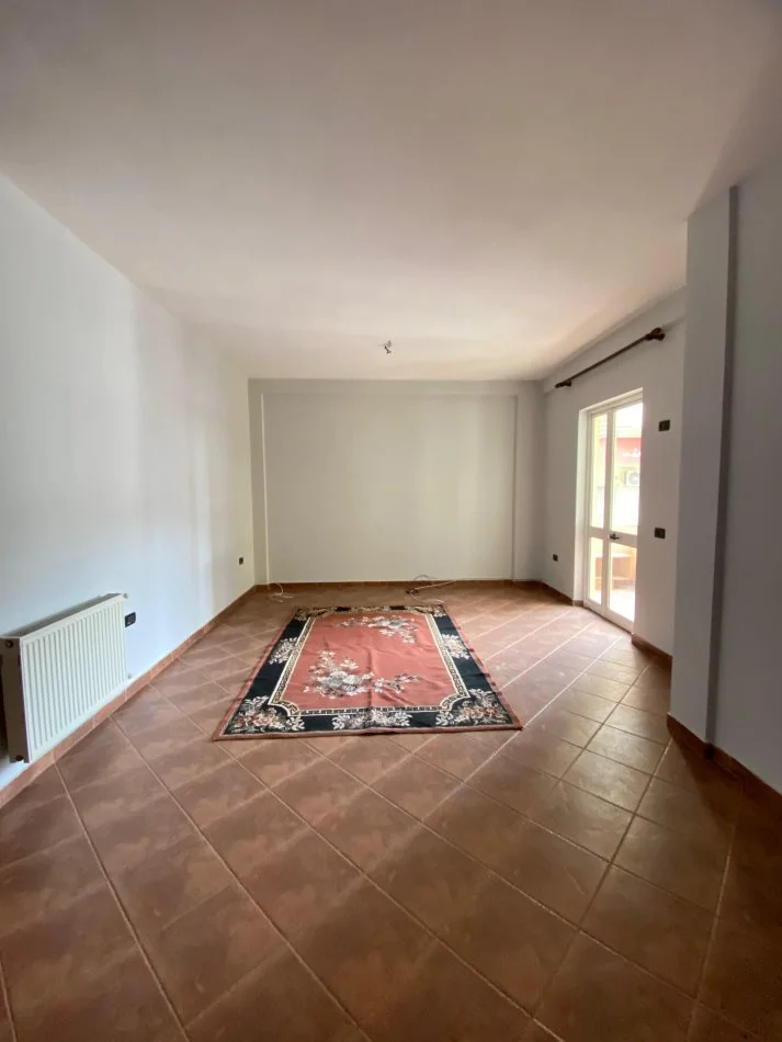 Tirane, jepet me qera apartament 2+1 Kati 3, 95 m² (Prane Kristal Center,Tek Hotel QUEEN)