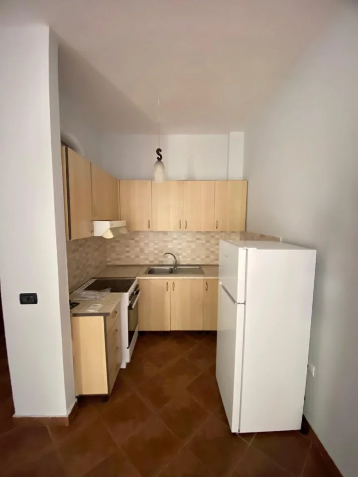 Tirane, jepet me qera apartament 2+1 Kati 3, 95 m² (Prane Kristal Center,Tek Hotel QUEEN)
