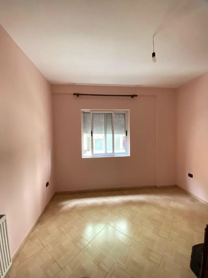 Tirane, jepet me qera apartament 2+1 Kati 3, 95 m² (Prane Kristal Center,Tek Hotel QUEEN)