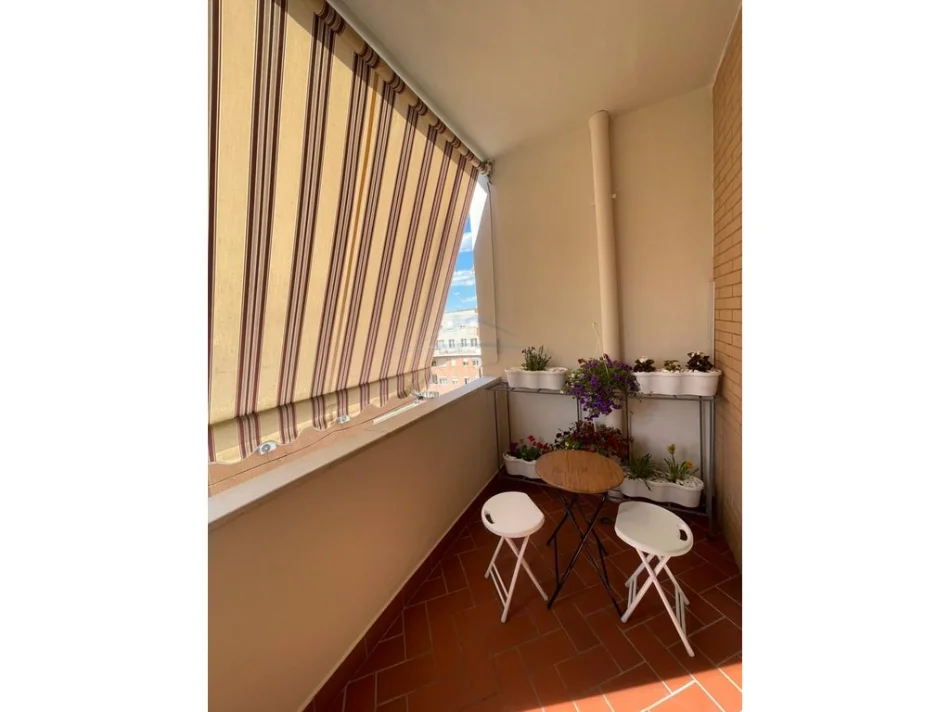 Tirane, jepet me qera apartament 2+1+2 Kati 4, 98 m² 900 € (KOMUNA E PARISIT , Tek Kristal Center)