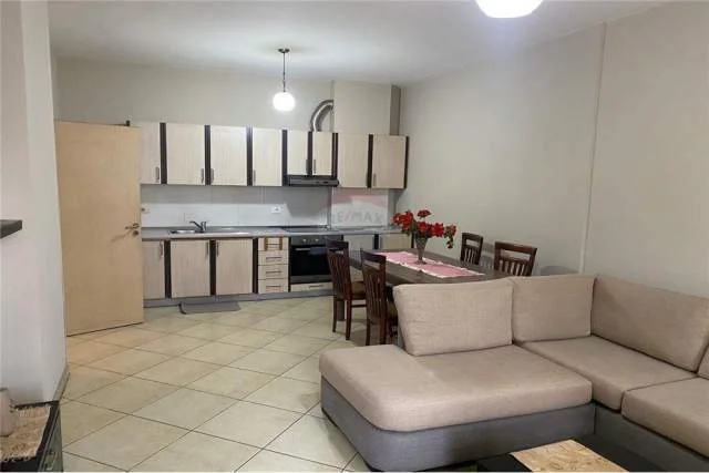 Tirane, jepet me qera apartament 2+1 Kati 2, 89 m² 600 Euro (Shkolla Kristaq Rama)