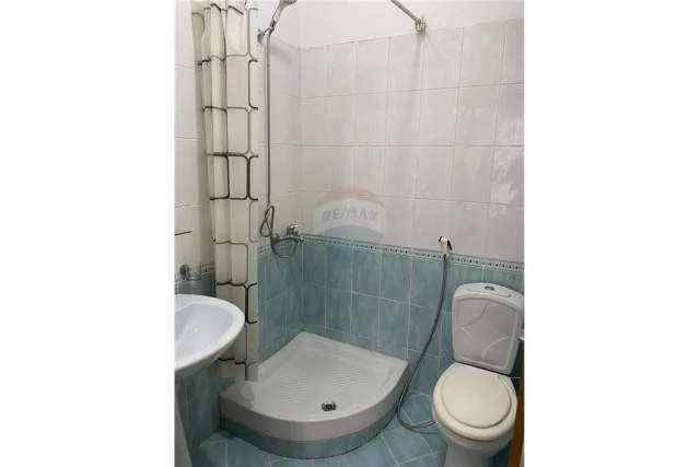 Tirane, jepet me qera apartament 2+1 Kati 2, 89 m² 600 Euro (Shkolla Kristaq Rama)
