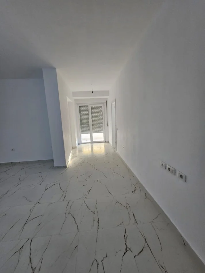 Tirane, jepet me qera zyre Kati 3, 92 m² 850 € (KAFE FLORA)