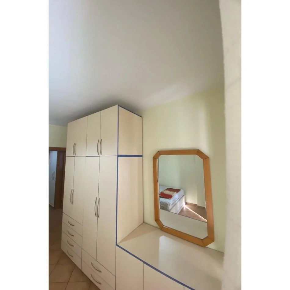 Tirane, jepet me qera apartament 1+1 Kati 2, 60 m² 500 € (shkolla kuqe)