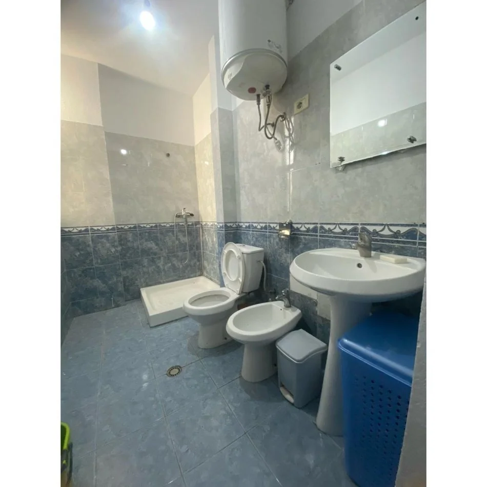 Tirane, jepet me qera apartament 1+1 Kati 2, 60 m² 500 € (shkolla kuqe)