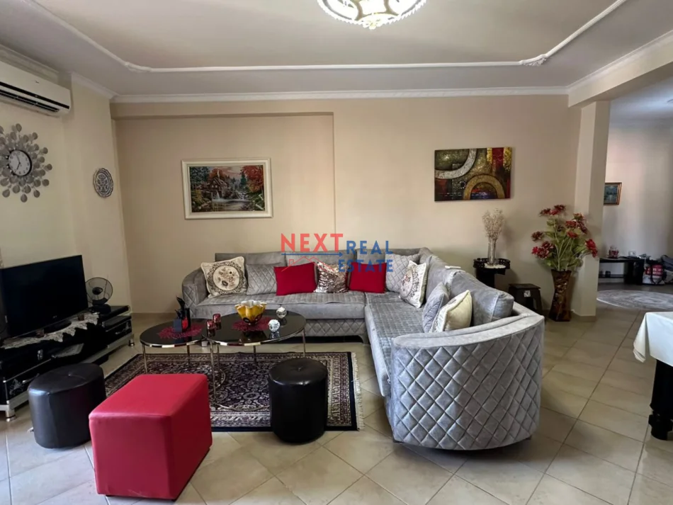 Vlore, jepet me qera apartament 2+1+Ballkon , 500 € (VLORE)