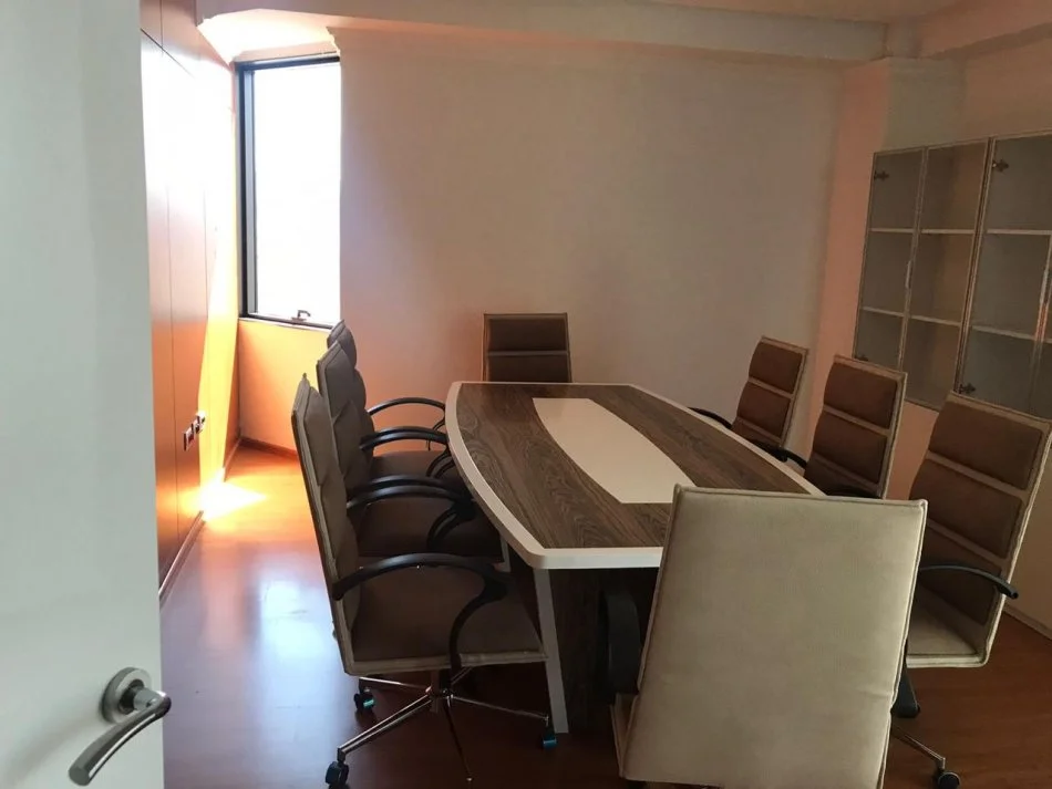 Tirane, jepet me qera ambjent biznesi Kati 12, 118 m² 1.500 € (kullat binjake)